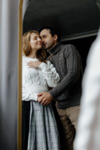 配偶者の浮気が原因で発生する慰謝料と離婚の関係は？